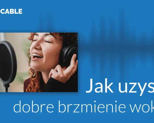Kobieta w słuchawkach śpiewa do mikrofonu, pokazując jak uzyskać dobrą dynamikę dźwięku.