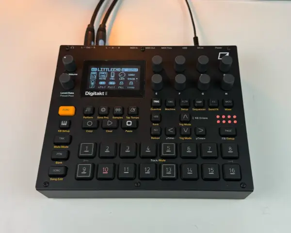 Elektron Digitakt II, czarny sampler i sekwencer, gotowy do tworzenia muzyki.