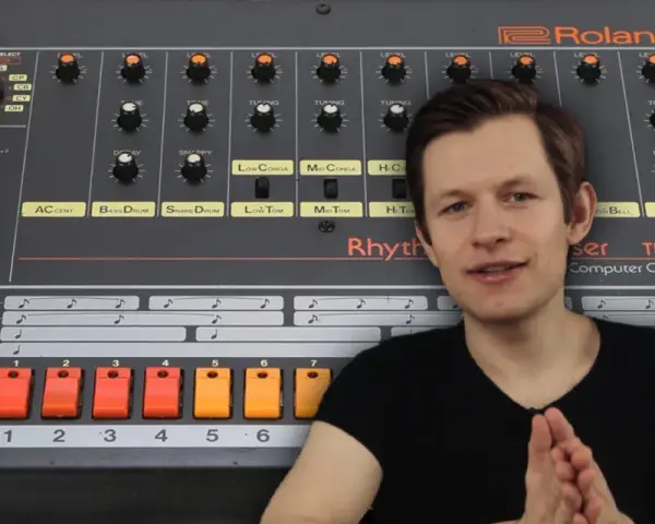 Mężczyzna obok legendarnego automatu perkusyjnego Roland TR-808. Poznaj tajemnice 808 co to za sprzęt!