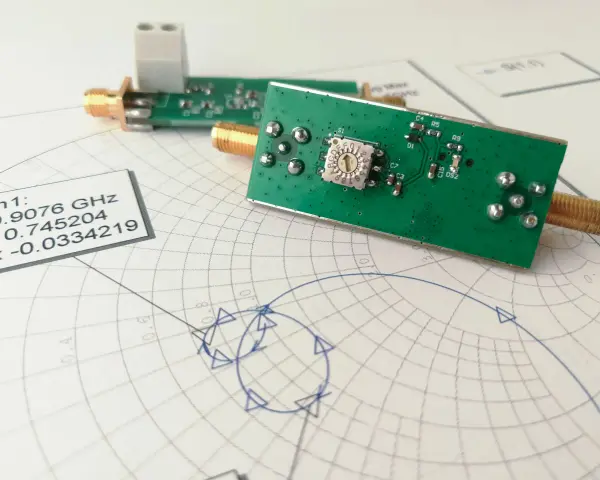 Elektronika na wykresie Smitha, analizująca impedancję. Widać złącza SMA i dane pomiarowe.