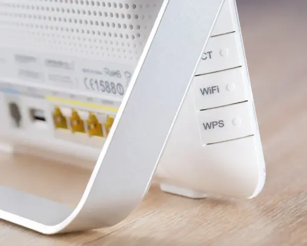 Biały router z portami LAN i USB. Widoczne przyciski WiFi i WPS. To centrum domowej sieci, prawdziwy audio router.