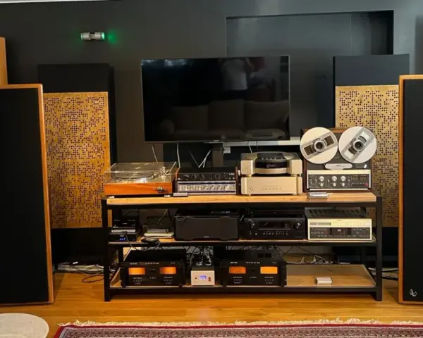 Domowe **ekrany akustyczne** i zaawansowany sprzęt audio tworzą idealne warunki do słuchania muzyki.
