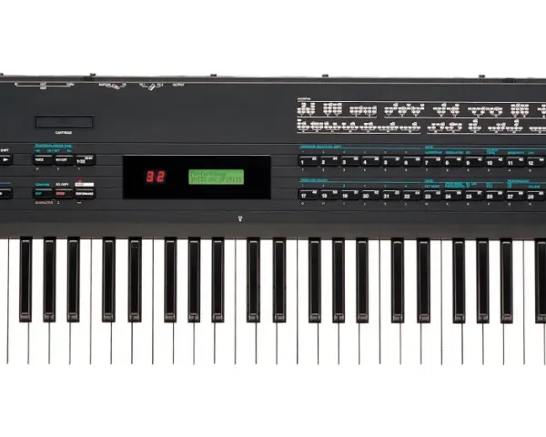 Czarny syntezator Yamaha DX7s z klawiaturą i panelem sterowania. Ikona muzyki z lat 80.