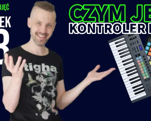 Mężczyzna z uśmiechem prezentuje kontroler midi i pad. Dowiedz się, czym jest midi i jak działa.