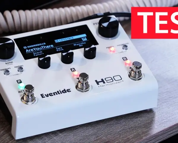 Biały efekt gitarowy Eventide H90 w teście. Na ekranie nazwa presetu "AreYouThere".