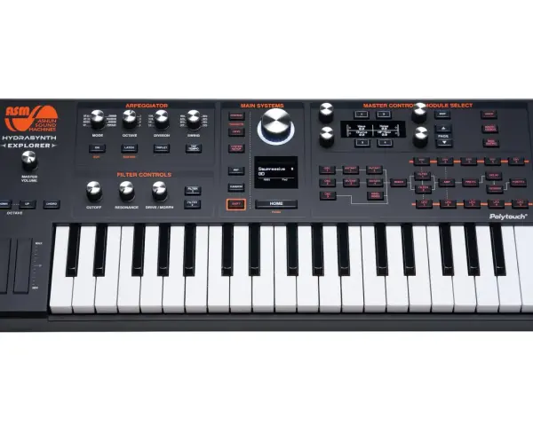 Czarny syntezator ASM Hydrasynth Explorer z klawiaturą i licznymi pokrętłami oraz przyciskami do tworzenia dźwięków.