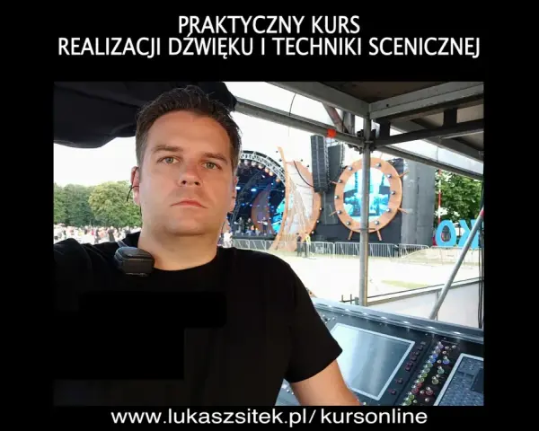 Praktyczny kurs realizacji dźwięku na żywo. Mężczyzna w słuchawkach przy konsolecie dźwiękowej przed sceną festiwalową.