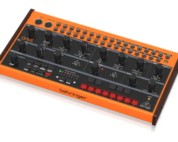 Pomarańczowy syntezator Behringer Crave z sekwencerem i licznymi pokrętłami do tworzenia dźwięków.