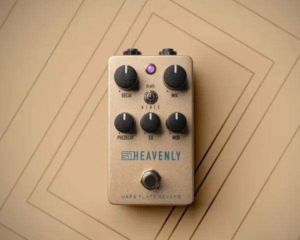 Złoty efekt gitarowy Heavenly UAFX Plate Reverb z pokrętłami Decay, Mix, Predelay, EQ, Mod.