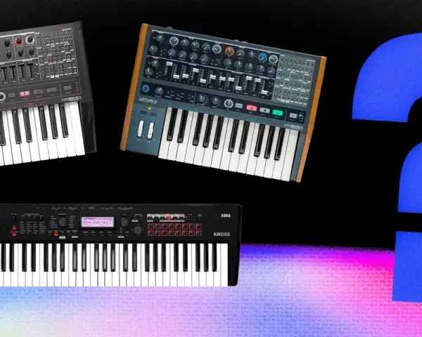 Synteza subtraktywna: trzy syntezatory, w tym dwa Arturia Minibrute 2 i Korg Kross, obok wielkiego znaku zapytania.