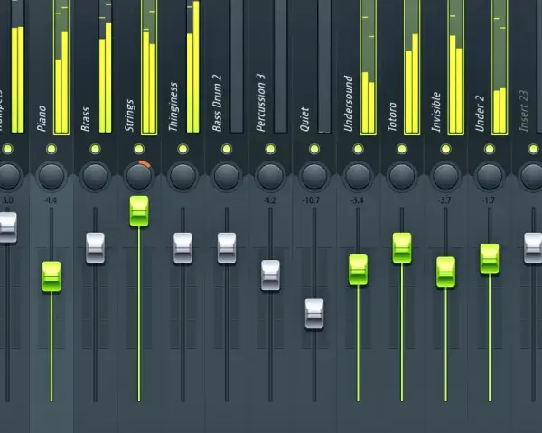 Panel miksera z nazwami ścieżek, w tym "Bass Drum" i "808 bass", z poziomami głośności i suwakami.