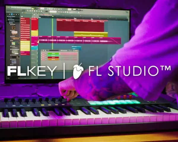 Ręce tworzą muzykę na klawiaturze MIDI, sterując programem FL Studio.