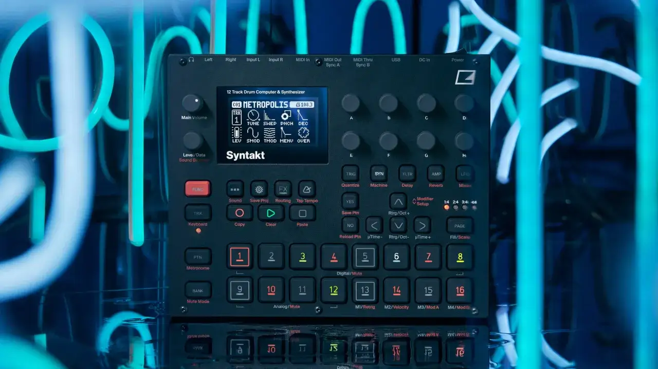 Elektron Syntakt, zaawansowany sekwencer i syntezator, otoczony neonowym blaskiem.