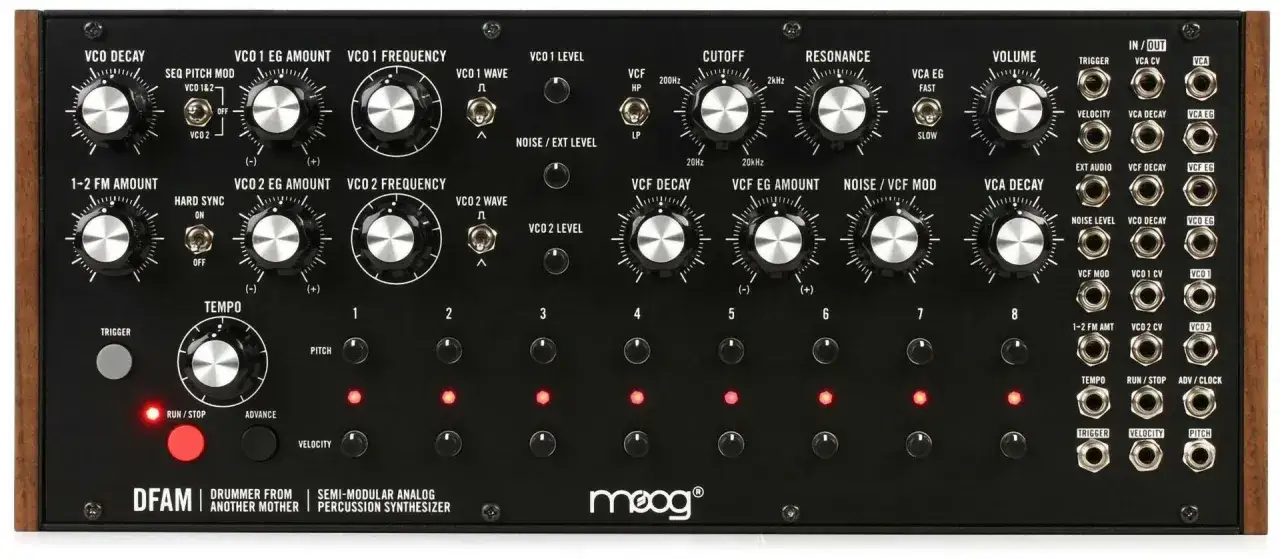 Moog DFAM, semi-modularny syntezator analogowy, z licznymi pokrętłami i gniazdami do tworzenia rytmów.