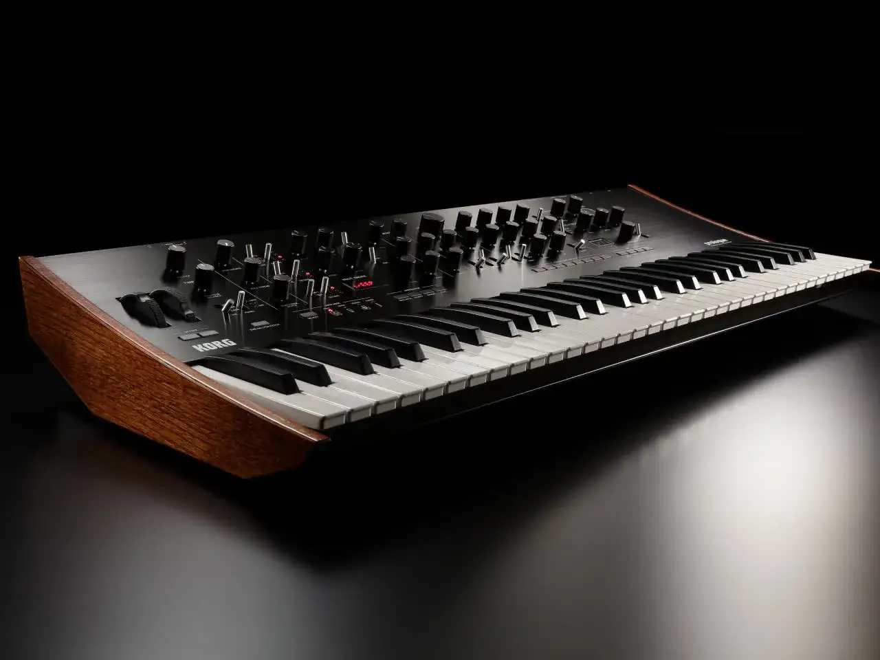 Elegancki syntezator Korg prologue 16 z drewnianymi panelami bocznymi, gotowy do tworzenia muzyki.