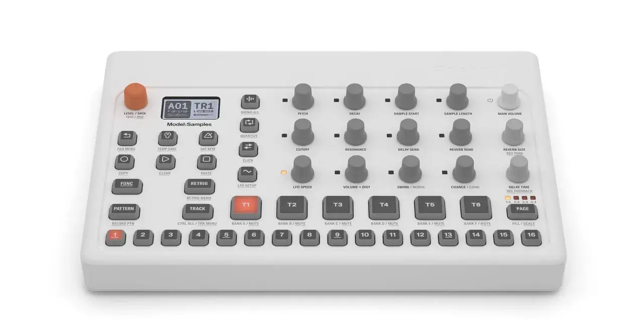 Biały sampler muzyczny Model:Samples z licznymi pokrętłami i przyciskami, gotowy do tworzenia dźwięków.