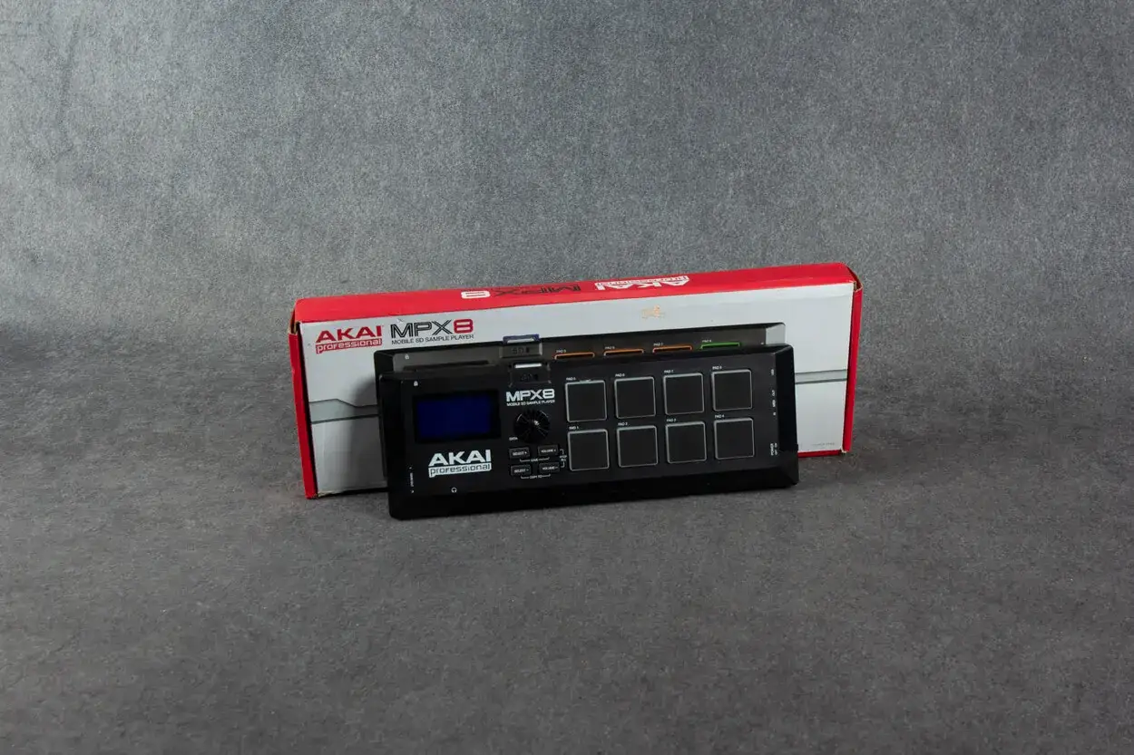 Akai MPX8, przenośny sampler z ośmioma padami, gotowy do tworzenia muzyki.