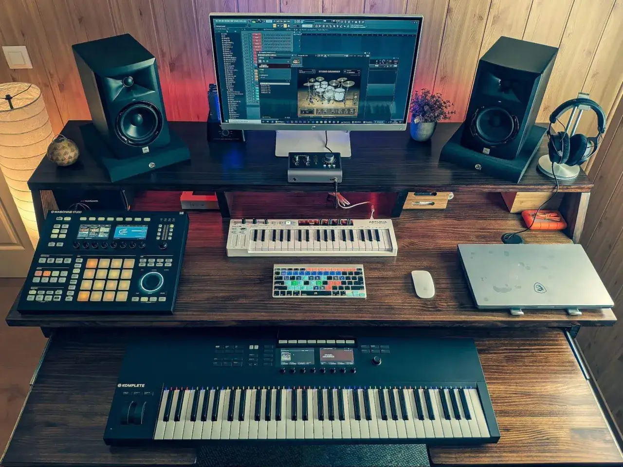 Profesjonalne studio do tworzenia bitów: monitory studyjne, klawiatury sterujące, kontroler, laptop i oprogramowanie muzyczne.