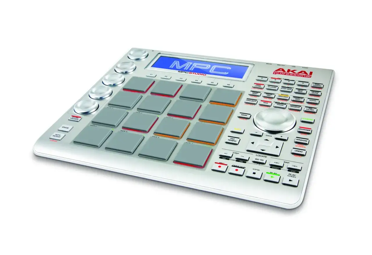 Srebrny MPC Studio z 16 padami, niebieskim wyświetlaczem i licznymi przyciskami do tworzenia muzyki.