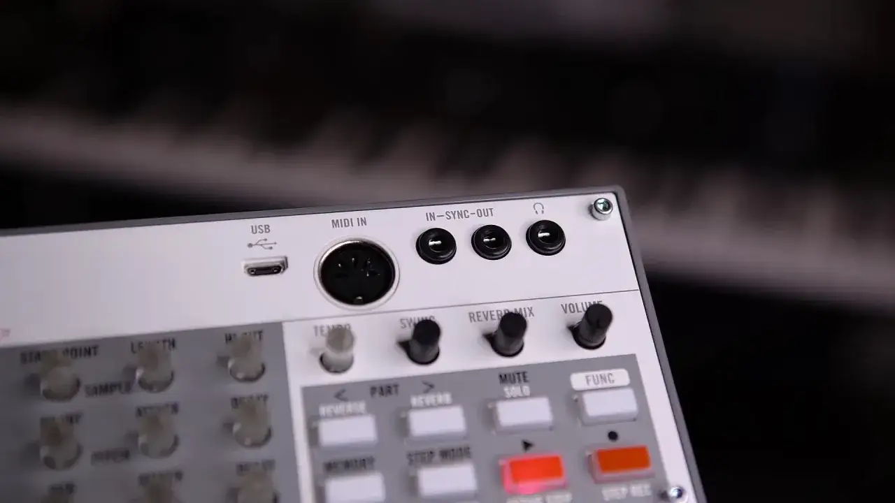 Panel sterowania Korg Volca Sample 2 z portami USB, MIDI IN, IN-SYNC-OUT i gniazdem słuchawkowym.