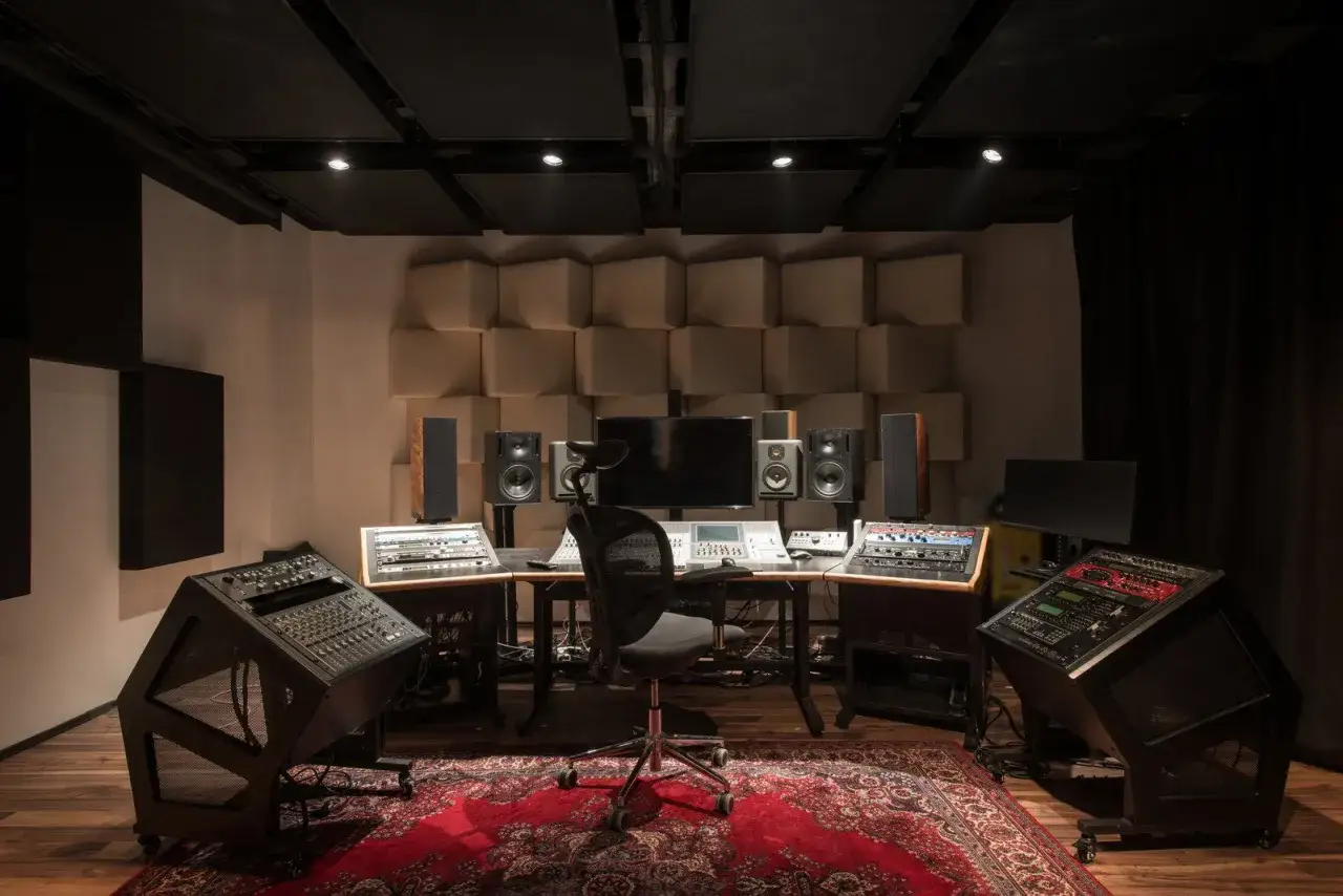 Profesjonalne studio nagraniowe z konsolą mikserską, monitorami studyjnymi i komputerem. Idealne miejsce do tworzenia muzyki i nagrywania każdego click track.