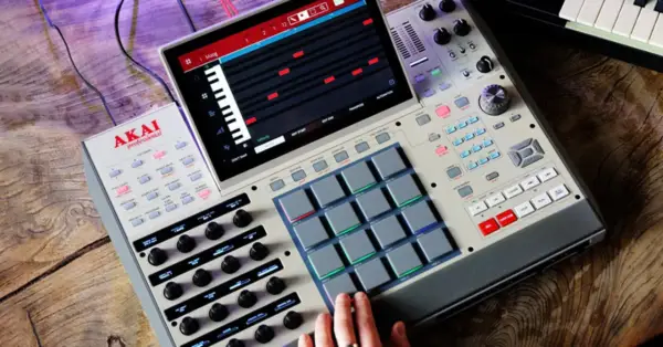 Ręce tworzą muzykę na MPC. To profesjonalne urządzenie do produkcji muzyki, które pozwala na tworzenie bitów i melodii.
