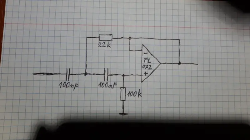 Schemat obwodu z TL072, kondensatorami 100nF, rezystorem 22k i 100k. To jest filtr górnoprzepustowy.