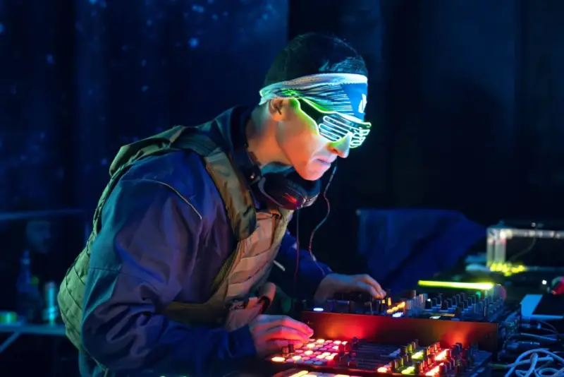 DJ w neonowych okularach tworzy pulsujący rytm acid house, zanurzając się w mroku klubu.